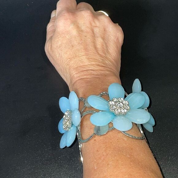 Beautiful Flower Rhinestone Bracelet - Picture 5 of 5